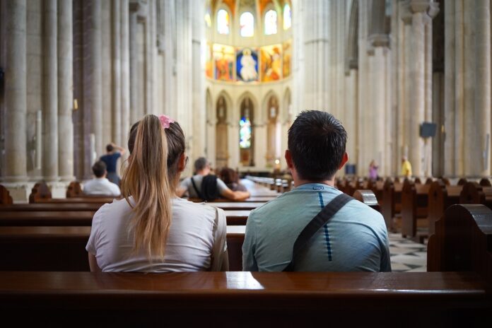 Ein Paar nimmt an einem Gottesdienst teil.