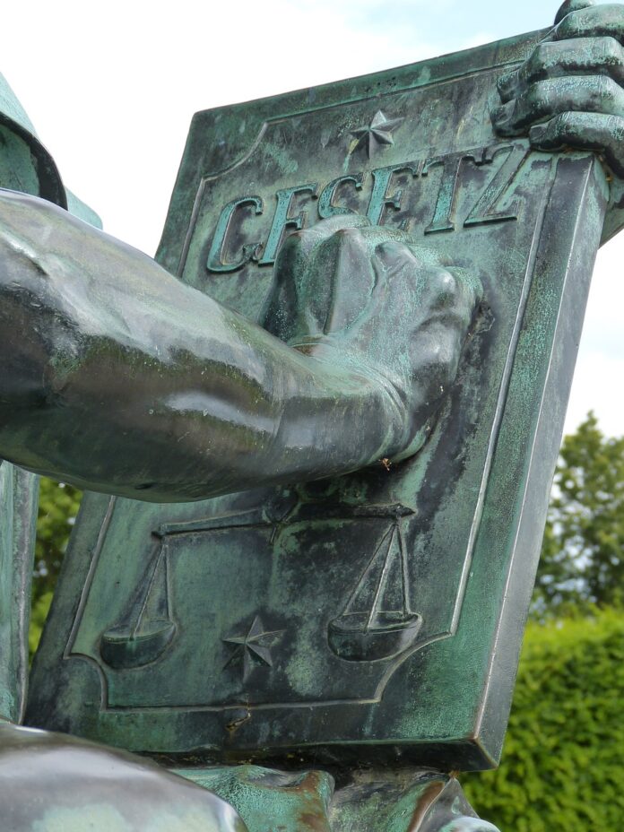 Skulptur der Gesetzestafel in Schwerin