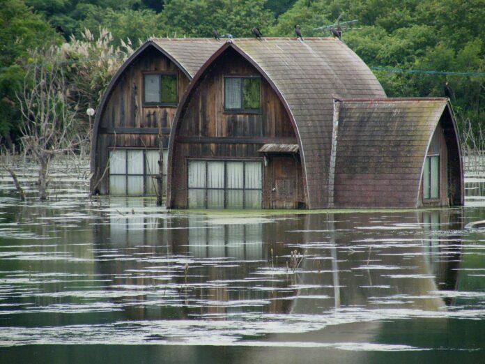 Haus, was bis zur Hälfte überschwemmt ist.