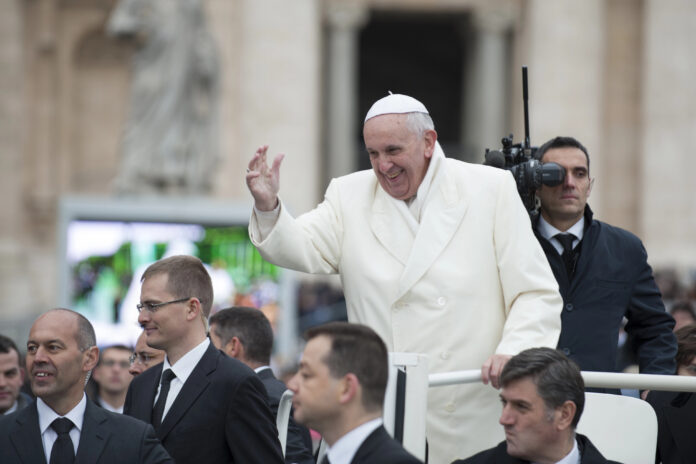 Papst Franziskus begrüßt Gläubige.