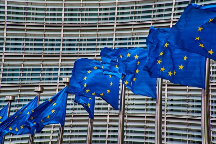 Europaflaggen vor dem Parlament in Brüssel.