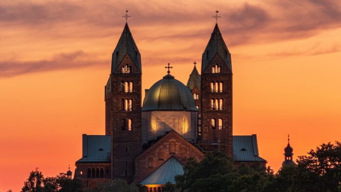 Kathedrale im Sonnenuntergang