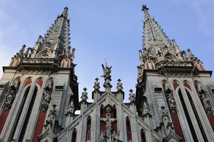 Blick von unten auf die zwei Türme der Nikolauskirche in Kiew.