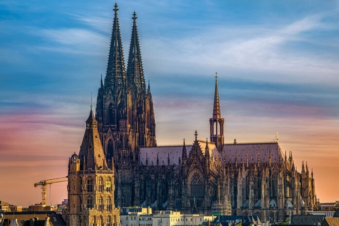 Kölner Dom am Abend.