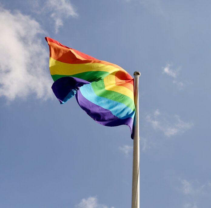 Regenbogenflagge am Mast.