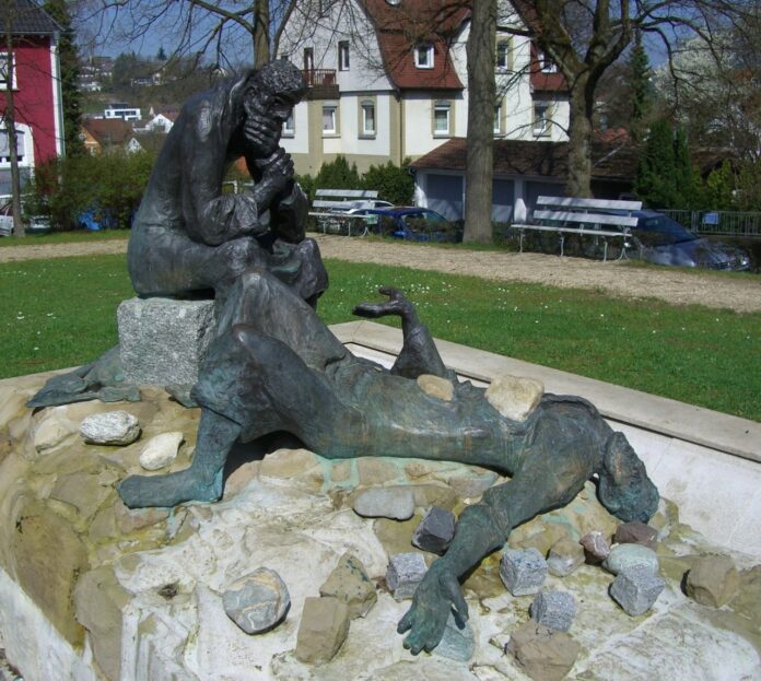 Stephanus Saulus Brunnen: Stephanus, der erste Märtyrer, der – wie in der Statue dargestellt – gesteinigt wurde, wird am Stephanstag, dem 26. Dezember, gedacht.