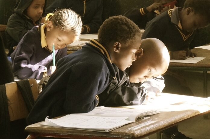 Afrikanische Schüler lernen in der Schule.