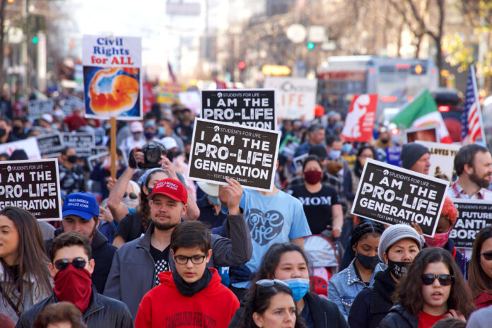 Menschen bei einer Pro-Life Demonstration.