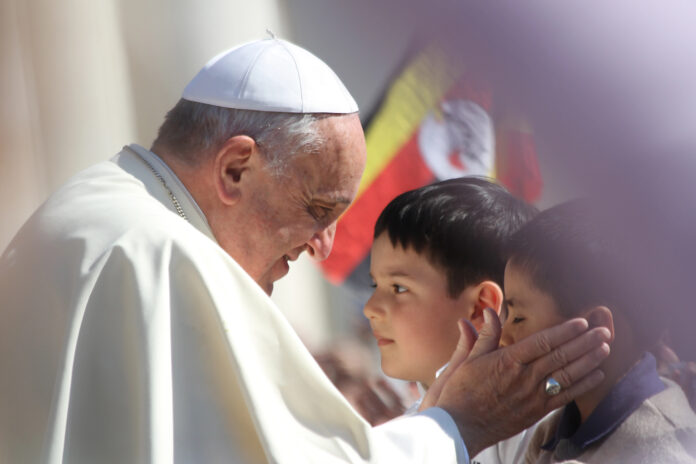 Papst Franziskus mit Kindern