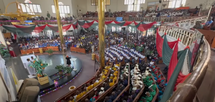 Blick in eine nigerianische Kirche während eines Gottesdienstes mit Bischof Meier.