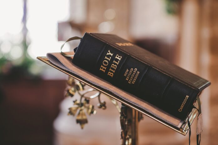 Blick auf eine schwarze Bibel mit goldener Schrift