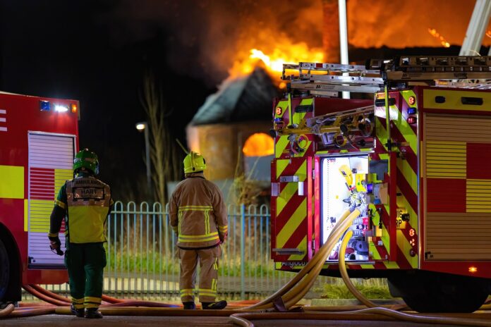 Feuerwehrleute löschen ein Haus