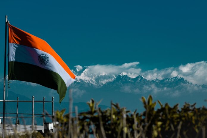 Indische Flagge vor weißen Bergen.