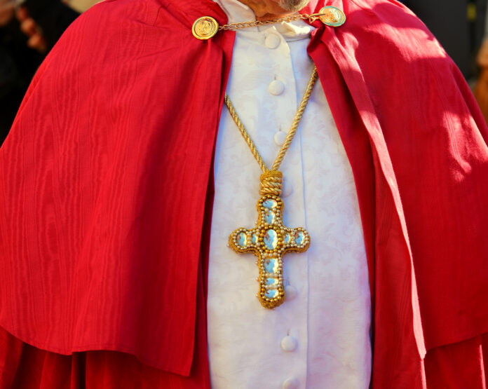 Priester mit einem großen Brustkreuz