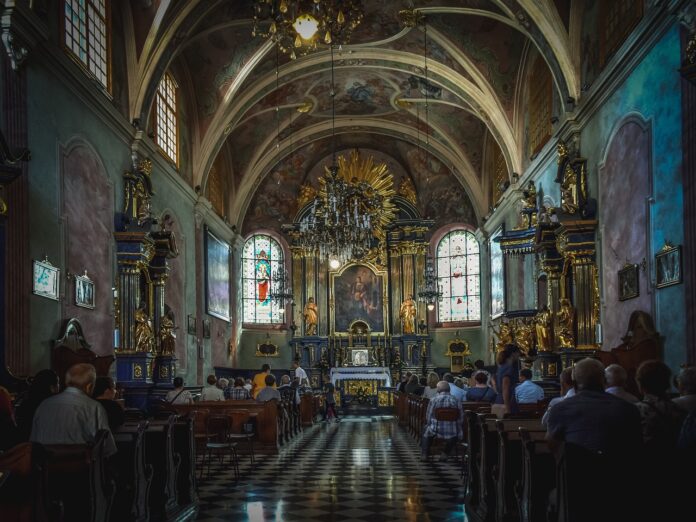 Eine mit Menschen gefüllte Kirche bei einer liturgischen Feier.