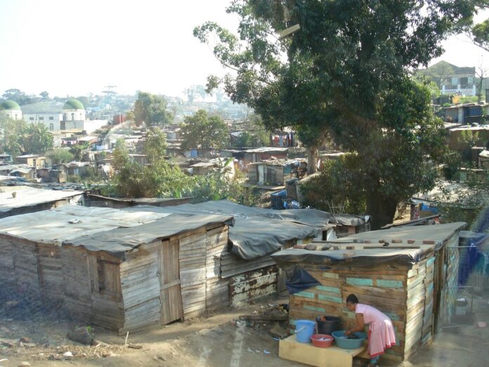 Holzhütten in den Slums