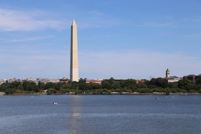 Blick über den Fluss auf das Washington Monument.