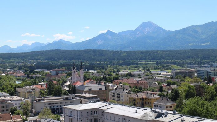 Blick auf Villach und die umliegenden Berge