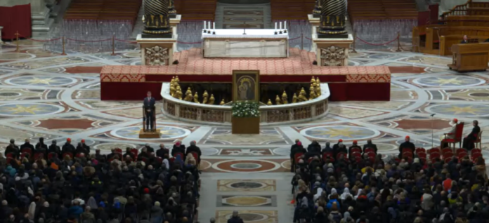 Gläubige beim Rosenkranzgebet für Papst Franziskus