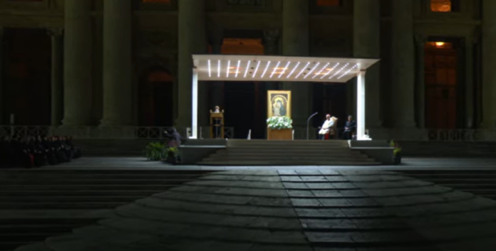 Blick auf den Petersplatz, wo das Rosenkranzgebet für Papst Franziskus stattfand.