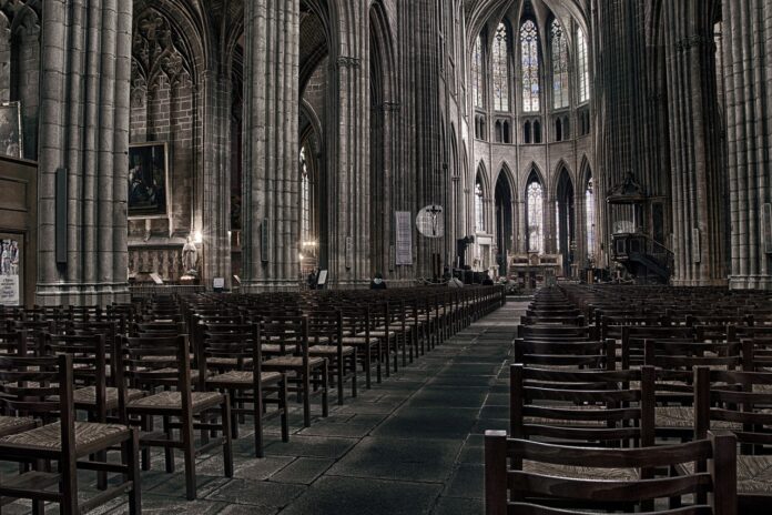 Blick in eine Kathedrale und auf die Stuhlreihen.