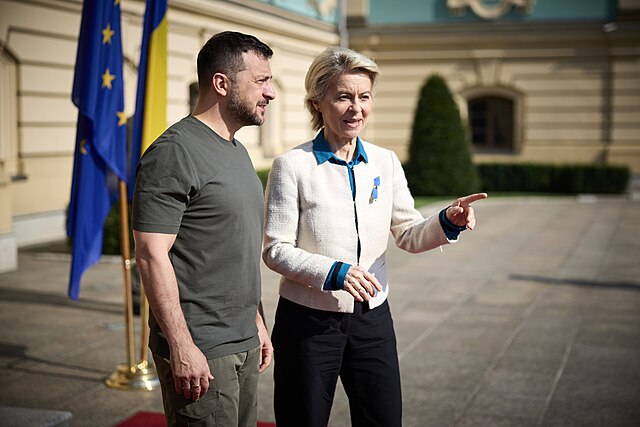Ursula von der Leyen erhielt den Karlspreis für ihren Einsatz für Europa - hier bei einem Treffen mit dem ukrainischen Präsidenten Wolodomyr Selenskyj