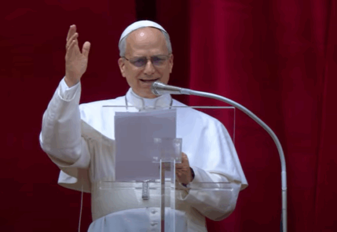 Papst Leo XIV. auf der Mittelloggia des Petersdoms beim Regina Coeli