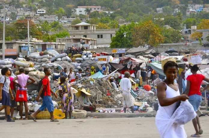 Menschen an einer notdürftigen Versorgungsstation in Haiti.
