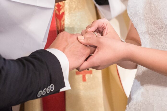 Ehering anstecken bei der Hochzeit.