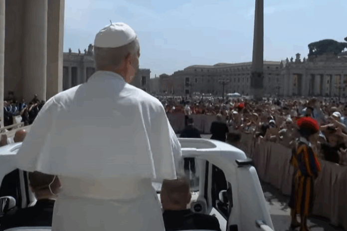 Der Papst zum Jubiläum des Sports im Jeep auf dem Petersplatz