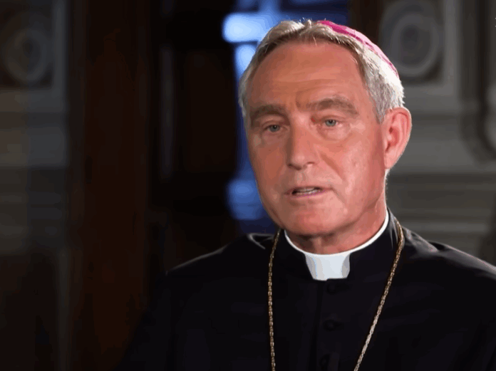 Bischof Gänswein, der die Versöhnung mit Papst Franziskus am Grab im Gebet vollendete.