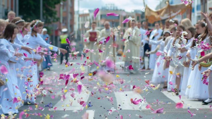 Blumen werden bei der Prozession zu Fronleichnam gestreut