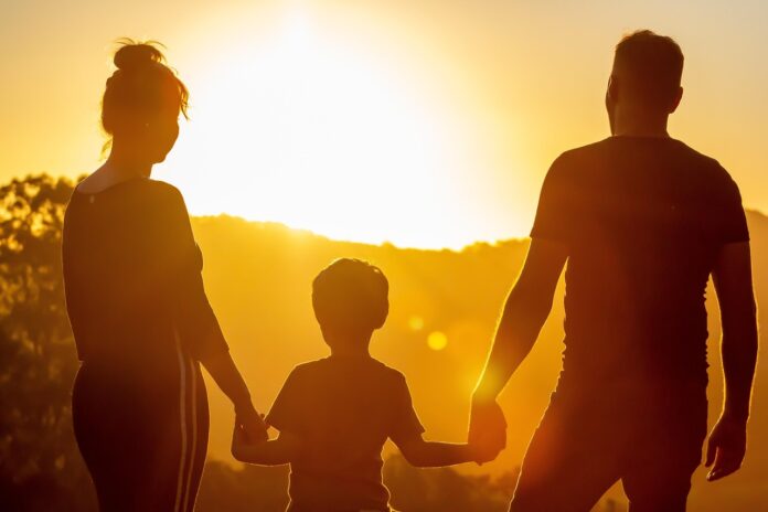 Familie blickt in den Sonnenuntergang