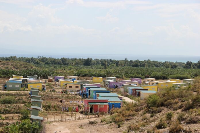 Kleine Hütten zur Unterkunft der Flüchtlinge in Haiti