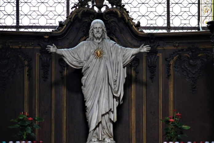 Eine Figur Jesu mit einem goldenen Herz.