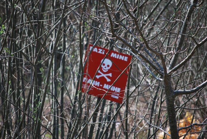 Ein Schild warnt vor Landminen