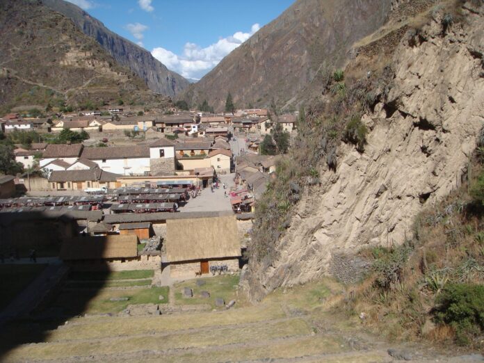 Blick auf ein Dorf in den peruanischen Anden