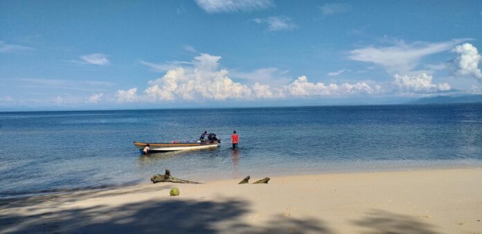 Die Situation von Papua-Neuguinea steht beim Weltumwelttag im Fokus - Symbolbild Küste von Papua-Neuguinea mit einem Boot und zwei Personen