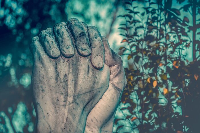 Zwei gefalteteHände als Symbol der Religionsfreiheit