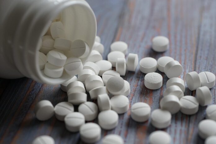 Ausgekippte Tabletten als Symbolbild für die tödliche Medikamentation bei der Suizidbeihilfe