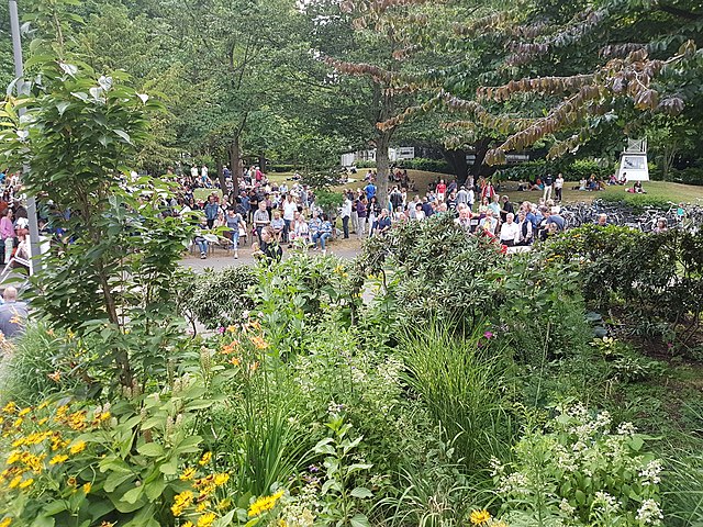 Besucher beim Bad Godesberger Sommerfest im Stadtpark.