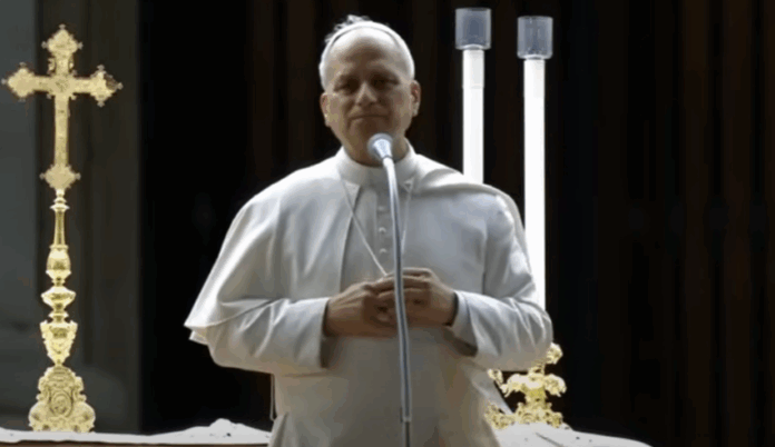 Papst Leo XIV. spricht nach der Eröffnungsmesse zum Sonderjubiläum der Jugendlichen an tausende Jugendliche auf dem Petersplatz.