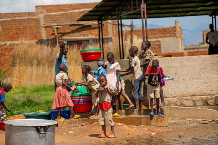 Waisenkinder in Afrika. Erzbischof prangert abtreibungsorientierte Haltung an.