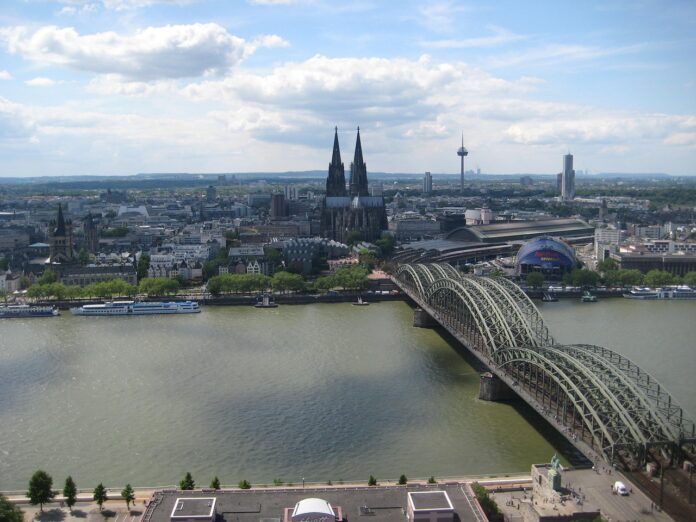 Blick auf den Kölner Dom und die Rheinbrücke in Köln