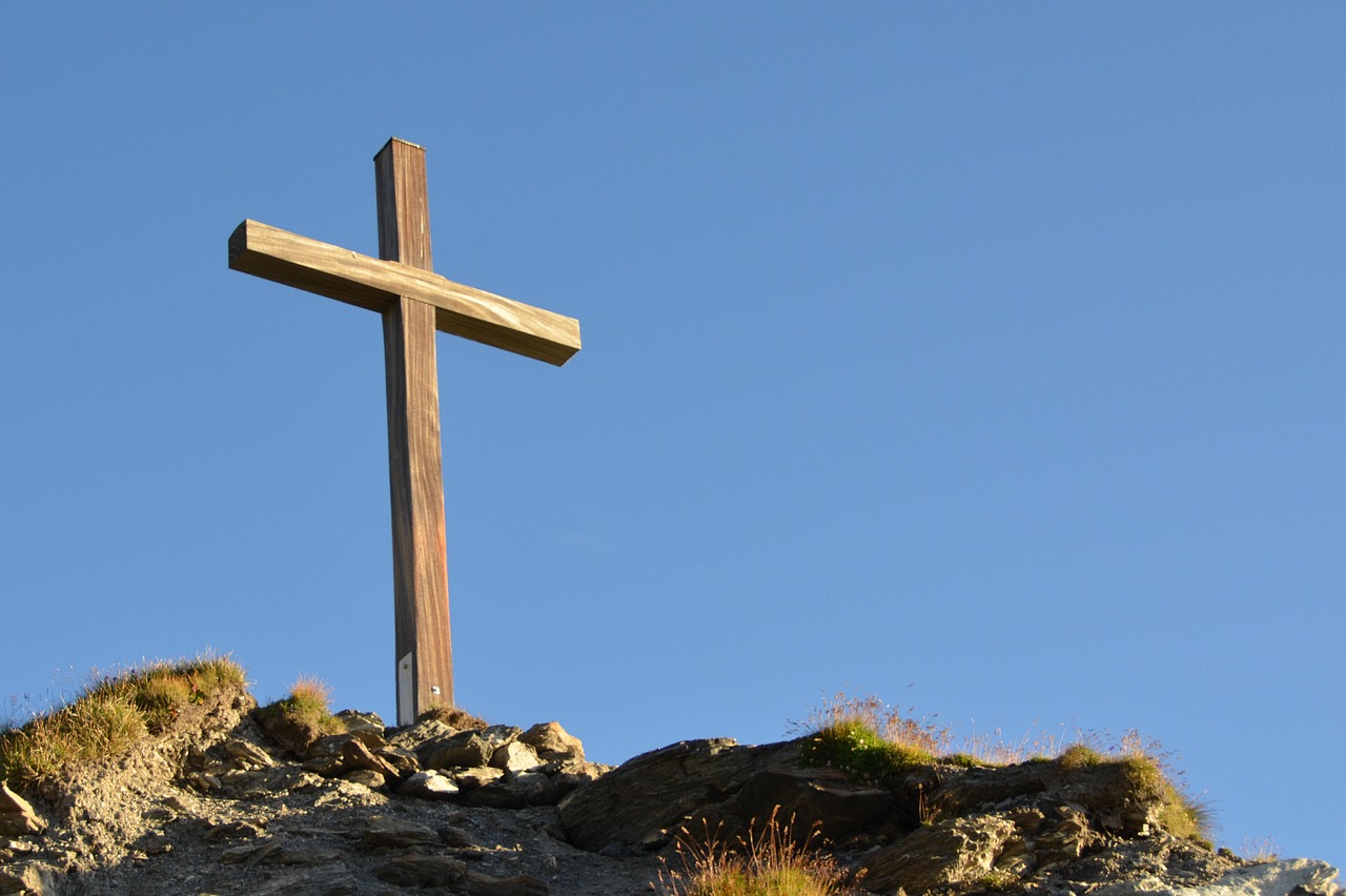 Ein Bergkreuz als Symbol für das Open-Air-Event Nights of Hope in München