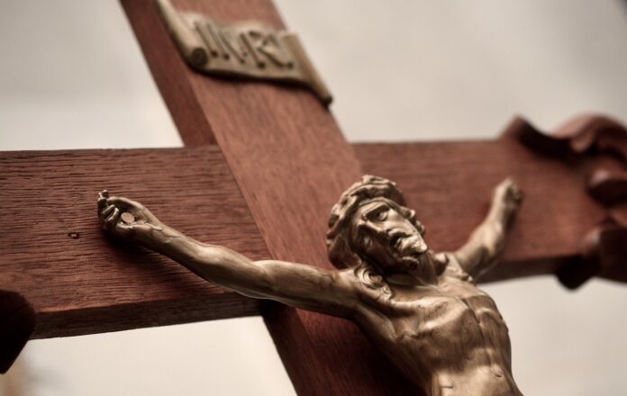 Kruzifix - Braunes Kreuz mit Christus Figur
