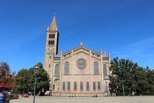 Eine Kirchenführung führt durch die Kirche St. Peter und Paul in Potsdam
