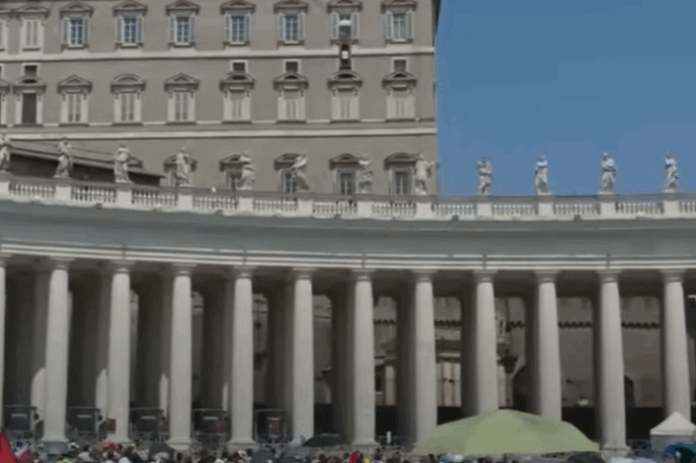 Apostolische Palast und Gläubige auf dem Petersplatz