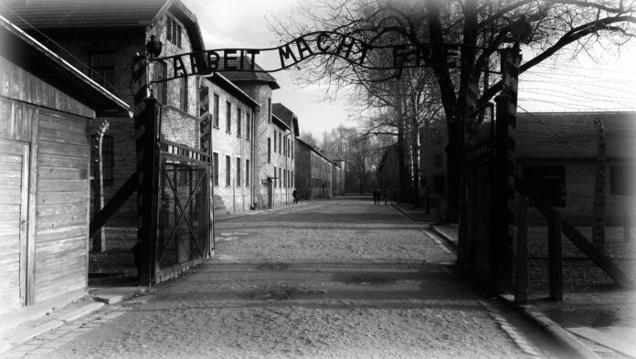 Eingangstor des Arbeitslagers in Auschwitz