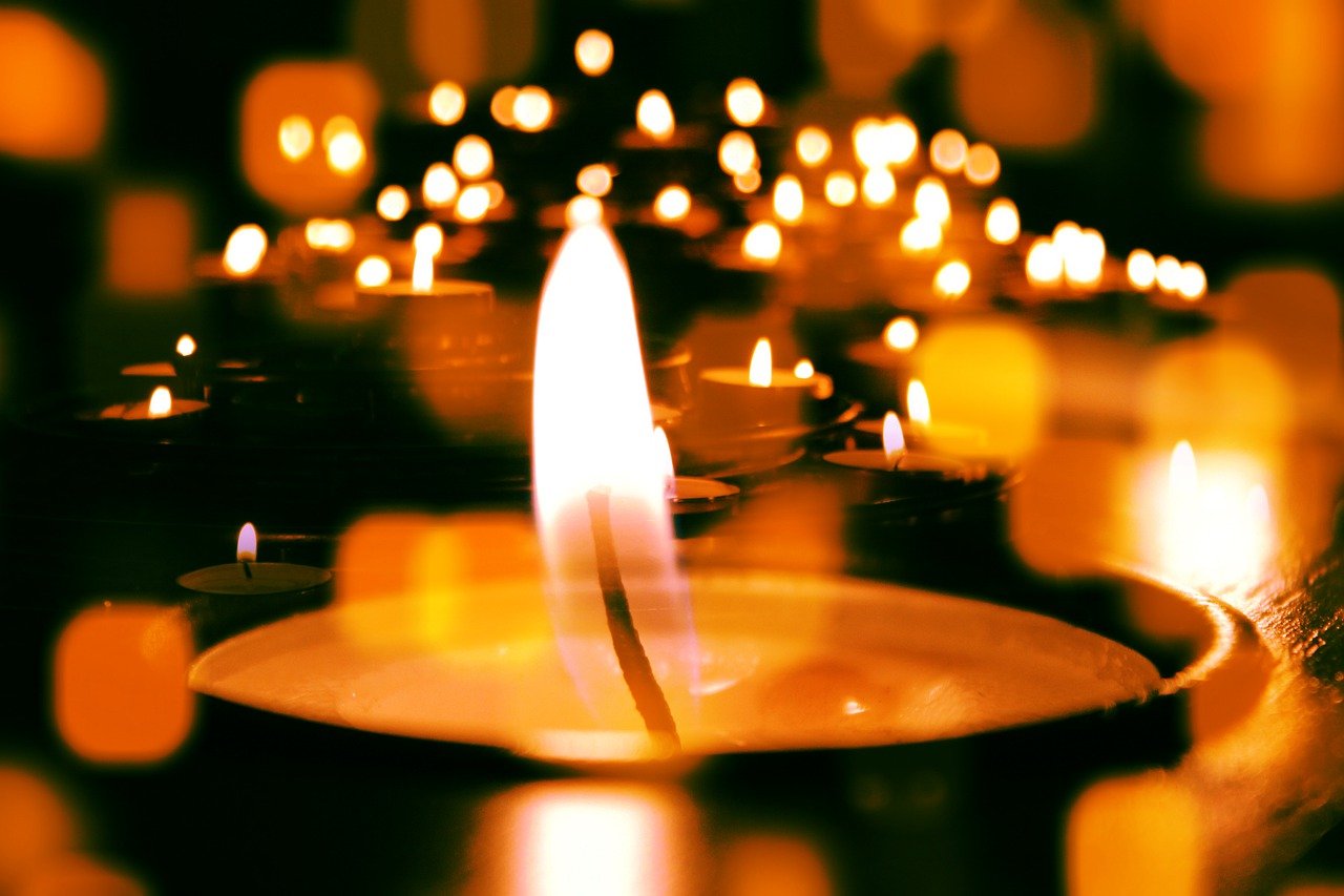 candles-4465751_1280 Viele Kerzen flackern hintereinander